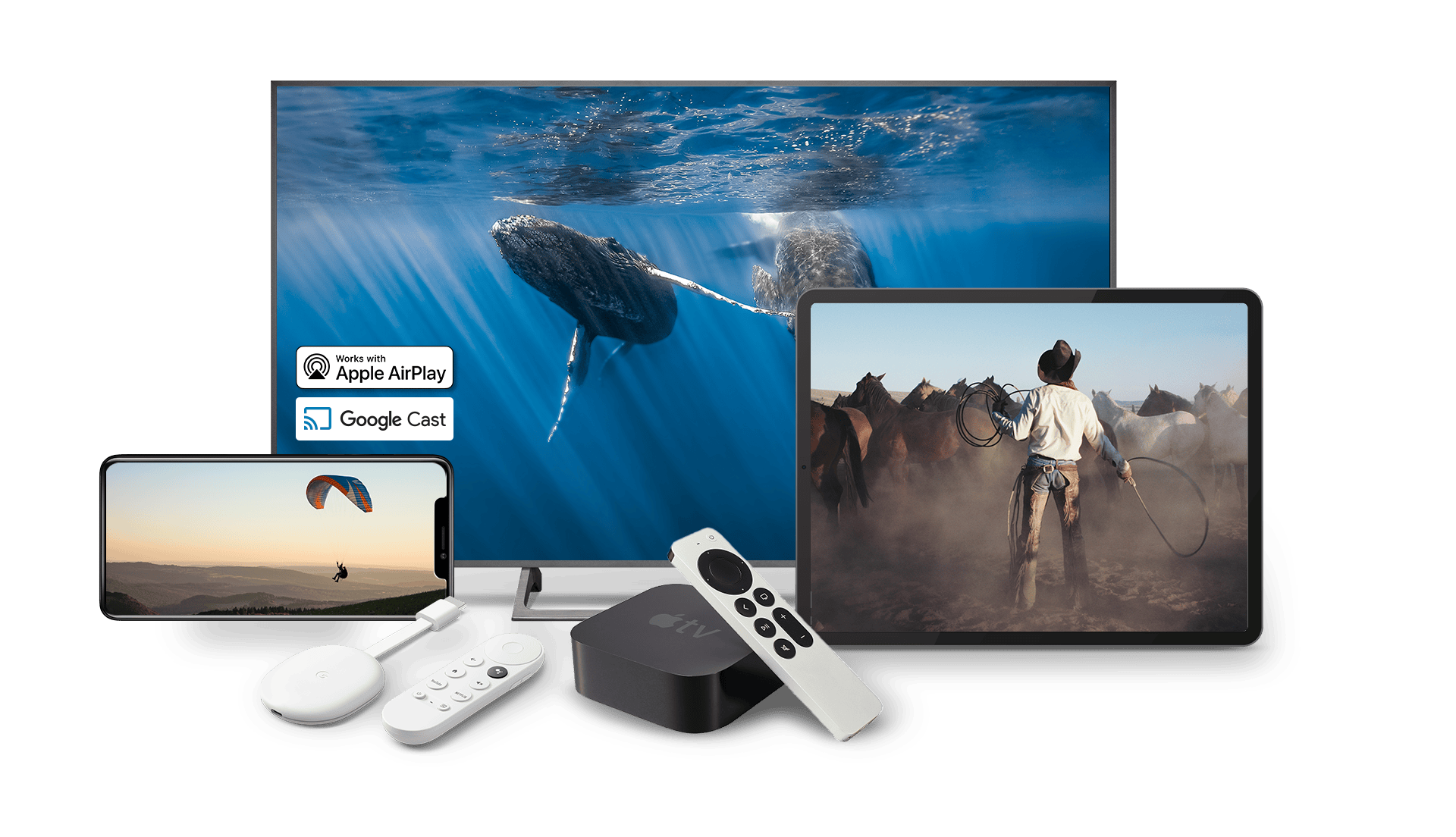 Verschiedene Streaming-Geräte und Fernbedienungen sind vor Bildschirmen mit Meeres- und Cowboy-Szenen zu sehen, die Konnektivitätsoptionen hervorheben.