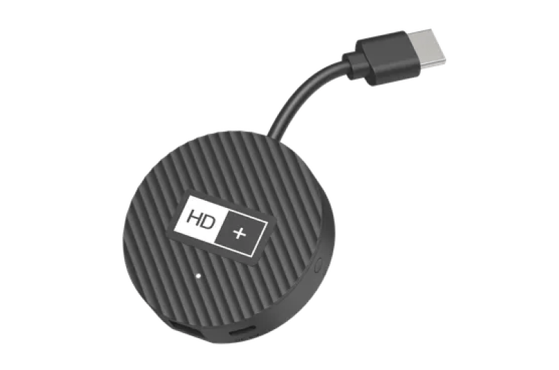 Ein schwarzer, runder HDMI-Adapter mit einem kurzen Kabel und einem USB-C-Anschluss, auf dessen strukturierter Oberfläche die Aufschrift „HD+“ zu sehen ist.